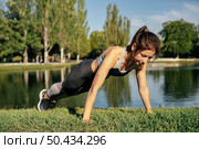 full shot woman doing pushups. Стоковое фото, агентство Ingram Publishing / Фотобанк Лори