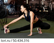 full shot woman stretching gym. Стоковое фото, агентство Ingram Publishing / Фотобанк Лори