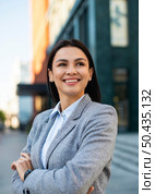 smiley businesswoman posing city. Стоковое фото, агентство Ingram Publishing / Фотобанк Лори