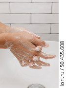 washing hands rubbing with soap sideways. Стоковое фото, агентство Ingram Publishing / Фотобанк Лори