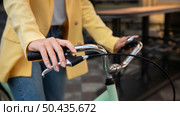 woman holding bike s handlebars. Стоковое фото, агентство Ingram Publishing / Фотобанк Лори