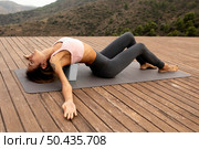 woman outdoors yoga mat. Стоковое фото, агентство Ingram Publishing / Фотобанк Лори