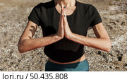 woman yoga pose beach. Стоковое фото, агентство Ingram Publishing / Фотобанк Лори