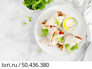 Greek chicken wraps souvlaki with vegetables and tzatziki sause. Top view. Стоковое фото, агентство Ingram Publishing / Фотобанк Лори