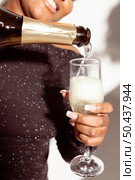 close up woman pouring glass champagne. Стоковое фото, агентство Ingram Publishing / Фотобанк Лори