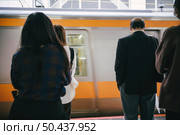 commuters waiting strain stop station. Стоковое фото, агентство Ingram Publishing / Фотобанк Лори