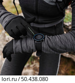 female jogger looking smartwatch. Стоковое фото, агентство Ingram Publishing / Фотобанк Лори