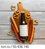 flat lay beer bottle with pretzels sausages. Стоковое фото, агентство Ingram Publishing / Фотобанк Лори