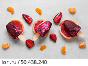 flat lay yummy popsicles with strawberry orange. Стоковое фото, агентство Ingram Publishing / Фотобанк Лори