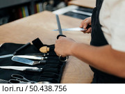 male chef sharpening his knives. Стоковое фото, агентство Ingram Publishing / Фотобанк Лори