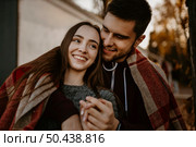 medium shot happy couple with blanket. Стоковое фото, агентство Ingram Publishing / Фотобанк Лори