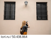 mid shor woman taking s with camera. Стоковое фото, агентство Ingram Publishing / Фотобанк Лори