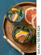 top view grapefruit infused water 2. Стоковое фото, агентство Ingram Publishing / Фотобанк Лори