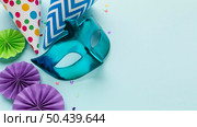 top view mystery carnival blue mask copy space. Стоковое фото, агентство Ingram Publishing / Фотобанк Лори
