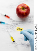 gmo chemical modified food red apple. Стоковое фото, агентство Ingram Publishing / Фотобанк Лори