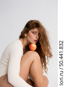 mysterious woman posing with red apple. Стоковое фото, агентство Ingram Publishing / Фотобанк Лори