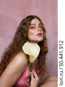 portrait beautiful freckled woman holding flower. Стоковое фото, агентство Ingram Publishing / Фотобанк Лори