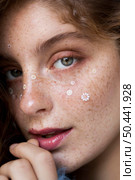 portrait freckled woman with white flowers her face. Стоковое фото, агентство Ingram Publishing / Фотобанк Лори