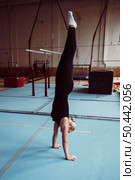 side view blonde woman training gymnastics olympics 2. Стоковое фото, агентство Ingram Publishing / Фотобанк Лори