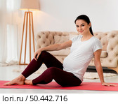 woman relaxing after exercising while being pregnant. Стоковое фото, агентство Ingram Publishing / Фотобанк Лори