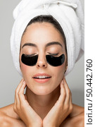 woman with beauty eye patches. Стоковое фото, агентство Ingram Publishing / Фотобанк Лори