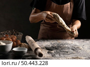 chef kneading dough with flour. Стоковое фото, агентство Ingram Publishing / Фотобанк Лори
