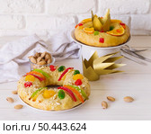 epiphany day desserts with paper crowns almonds. Стоковое фото, агентство Ingram Publishing / Фотобанк Лори
