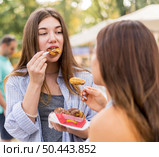 friends eating amusement park. Стоковое фото, агентство Ingram Publishing / Фотобанк Лори