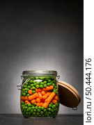 glass jar with peas baby carrots. Стоковое фото, агентство Ingram Publishing / Фотобанк Лори