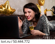 pretty woman video calling friends. Стоковое фото, агентство Ingram Publishing / Фотобанк Лори