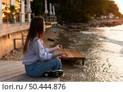 sideview woman doing yoga. Стоковое фото, агентство Ingram Publishing / Фотобанк Лори