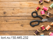 top view scissors with thread copy space 2. Стоковое фото, агентство Ingram Publishing / Фотобанк Лори