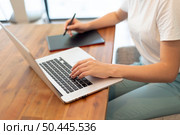 woman with laptop working from home social distancing. Стоковое фото, агентство Ingram Publishing / Фотобанк Лори