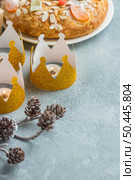 high angle three crowns epiphany day with dessert. Стоковое фото, агентство Ingram Publishing / Фотобанк Лори