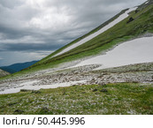 Minimalist mountain scenery in changeable weather. Стоковое фото, фотограф Саблин Станислав / Фотобанк Лори