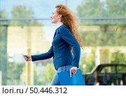 sideways businesswoman walking confident. Стоковое фото, агентство Ingram Publishing / Фотобанк Лори