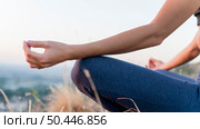 beautiful blonde woman practicing yoga outdoors 2. Стоковое фото, агентство Ingram Publishing / Фотобанк Лори