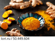 Turmeric. Fresh turmeric root and turmeric, curcumin powder. Стоковое фото, агентство Ingram Publishing / Фотобанк Лори