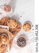 Chocolate chip muffins with milk served on glass bottles on white kitchen countertop. Стоковое фото, агентство Ingram Publishing / Фотобанк Лори