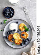 Cottage cheese fritters with fresh blueberry and yogurt for breakfast, view from above. Стоковое фото, агентство Ingram Publishing / Фотобанк Лори