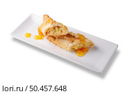 Golden brown apple strudel made of puff pastry, filled with juicy apple pieces and drizzled with glossy honey glaze. Isolated on a white background, perfect for food packaging, menu design, and bakery advertising. Стоковое фото, фотограф Aleksandr Gavrilychev / Фотобанк Лори