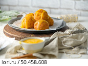 Rabanadas poveiras with egg cream and cinnamon on a kitchen countertop during the Christmas season. Стоковое фото, агентство Ingram Publishing / Фотобанк Лори
