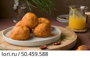 Traditional portuguese Christmas sweets Sonhos with sugar and cinnamon on kitchen countertop. Стоковое фото, агентство Ingram Publishing / Фотобанк Лори