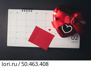 Red Heart in February 14 on the calendar with Heart shaped gift box and blank note card,  Valentine’s day concept. Стоковое фото, агентство Ingram Publishing / Фотобанк Лори