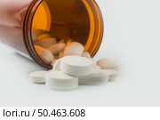 Medical pills spilling out of a toppled from pill bottle. Стоковое фото, агентство Ingram Publishing / Фотобанк Лори
