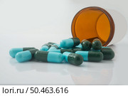 Medical pills spilling out of a toppled from pill bottle. Стоковое фото, агентство Ingram Publishing / Фотобанк Лори