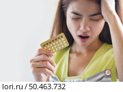 Woman hand holding a contraceptive panel prevent pregnancy. Стоковое фото, агентство Ingram Publishing / Фотобанк Лори