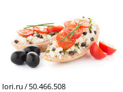 Closeup detail of bread with cottage and tomato and olives over black ardoise tray. Стоковое фото, агентство Ingram Publishing / Фотобанк Лори