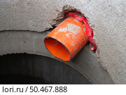 Канализационная труба в уличном домашнем септике. Стоковое фото, фотограф Дорощенко Элла / Фотобанк Лори
