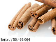 Cinnamon sticks on white reflective background. Стоковое фото, агентство Ingram Publishing / Фотобанк Лори